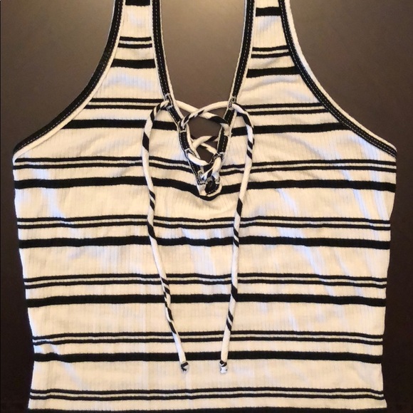 Tilly’s halter crop top - Picture 2 of 3